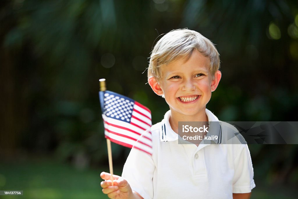 Little boy agitando mini bandera estadounidense - Foto de stock de 4-5 años libre de derechos