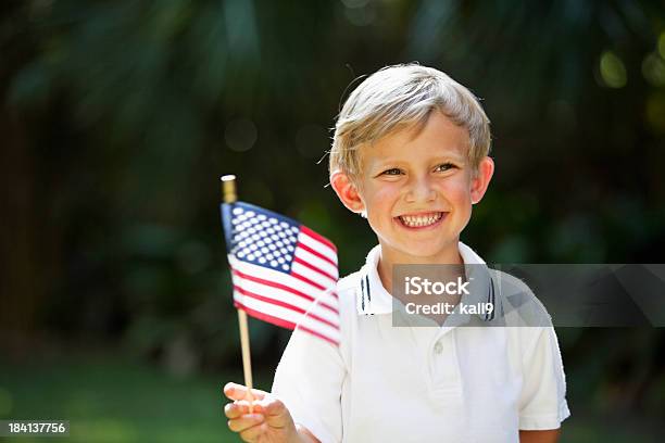 Little Boy Agitando Mini Bandera Estadounidense Foto de stock y más banco de imágenes de 4-5 años - 4-5 años, Aire libre, Alegre
