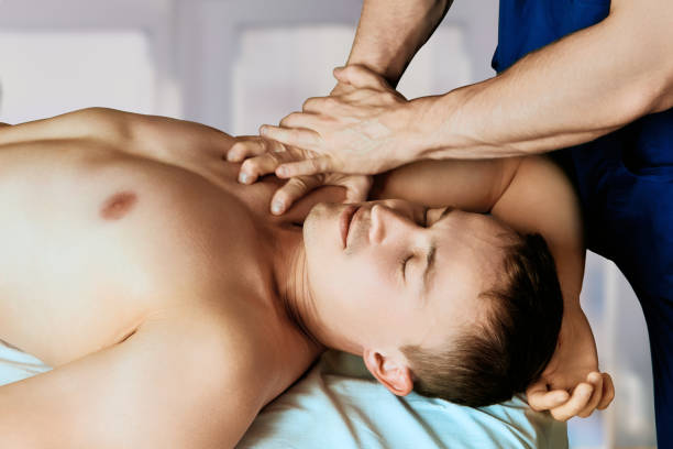 手技療法は、セラピストが骨や軟部組織に的を絞った圧力をかけて、緊張を和らげ、痛みを軽減し、関節や筋肉を動員する理学療法です。 - massagist ストックフォトと画像