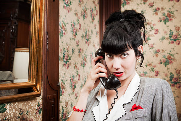 女性に電話 - kitsch telephone women old fashioned ストックフォトと画像