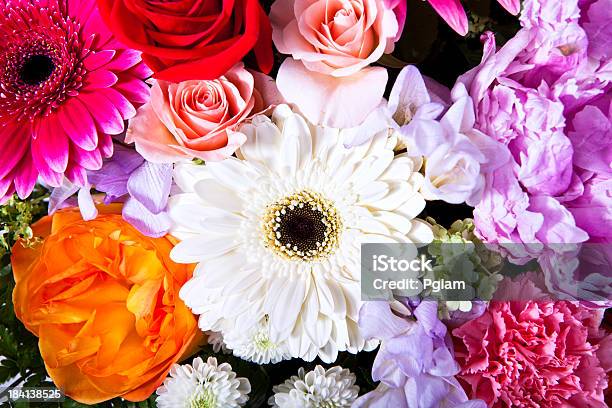 Foto de Arranjo De Flores Coloridas e mais fotos de stock de Amor - Amor, Aniversário, Arranjo