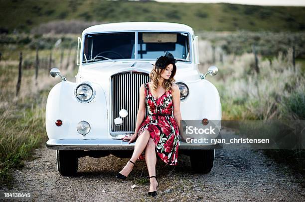 Photo libre de droit de Belle Jeune Femme Avec Voiture Dépoque banque d'images et plus d'images libres de droit de Voiture - Voiture, Cool, Femmes