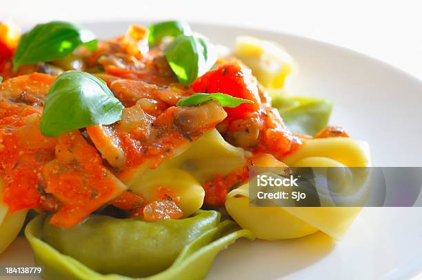 Un Primo Piano Di Una Salsa Di Pomodoro E Basilico Tortellini Su Bianco - Fotografie stock e altre immagini di Tortellini