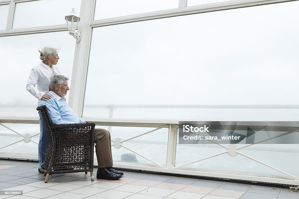 Elderly 커플입니다 루킹 먼 거리 - 로열티 프리 2명 스톡 사진