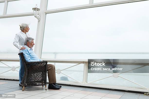 Elderly 커플입니다 루킹 먼 거리 2명에 대한 스톡 사진 및 기타 이미지 - 2명, 70-79세, 고독-개념