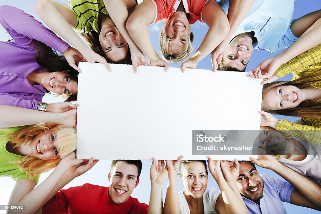 Grupo de pessoas segurando um grande quadro branco para publicidade. - Royalty-free Segurar Foto de stock