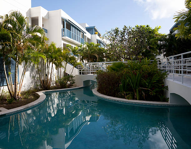 appartements de vacances avec piscine - tourist resort apartment swimming pool caribbean photos et images de collection