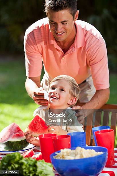 Cuatro De Julio O El Día De Disfrutar De Un Picnic Foto de stock y más banco de imágenes de 30-39 años - 30-39 años, 4-5 años, Adulto