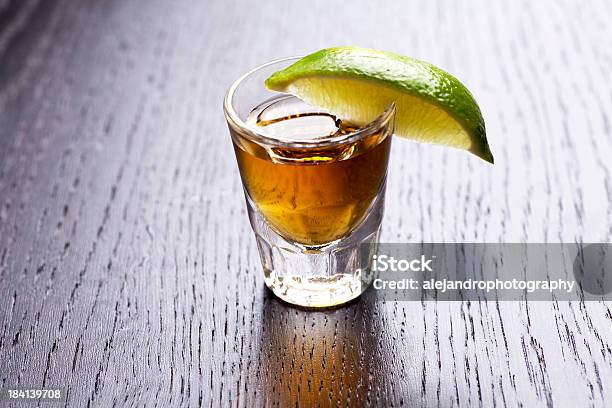 Foto de Foto De Uísque e mais fotos de stock de Alcoolismo - Alcoolismo, Balcão de bar, Bar