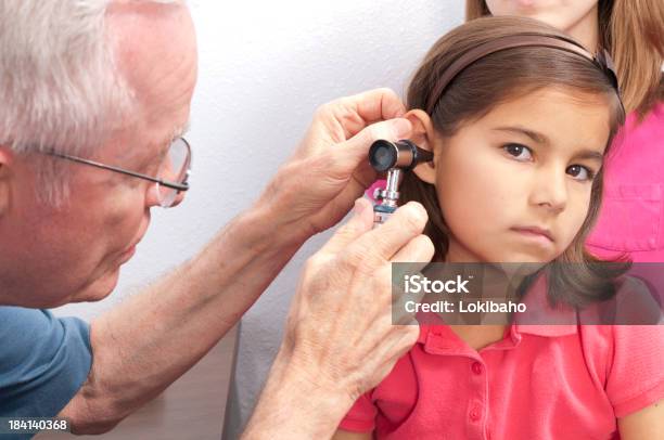 Arzt Prüfungen Junge Kind Mit Ohrinfektion Stockfoto und mehr Bilder von Ohrenentzündung - Ohrenentzündung, 60-69 Jahre, Arbeiten