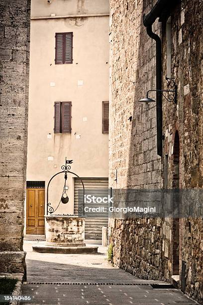 Foto de Beco Com Chão Em San Quirico Aldeia De Val Dorcia e mais fotos de stock de Aldeia