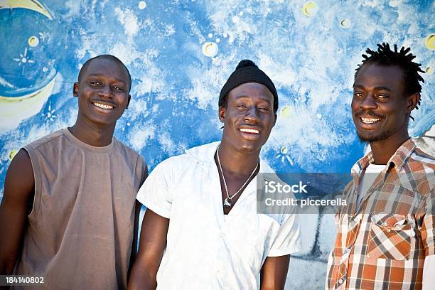 Drei Glückliche Afrikaner Freunden Stockfoto und mehr Bilder von Senegal - Senegal, Männer, Jugendkultur