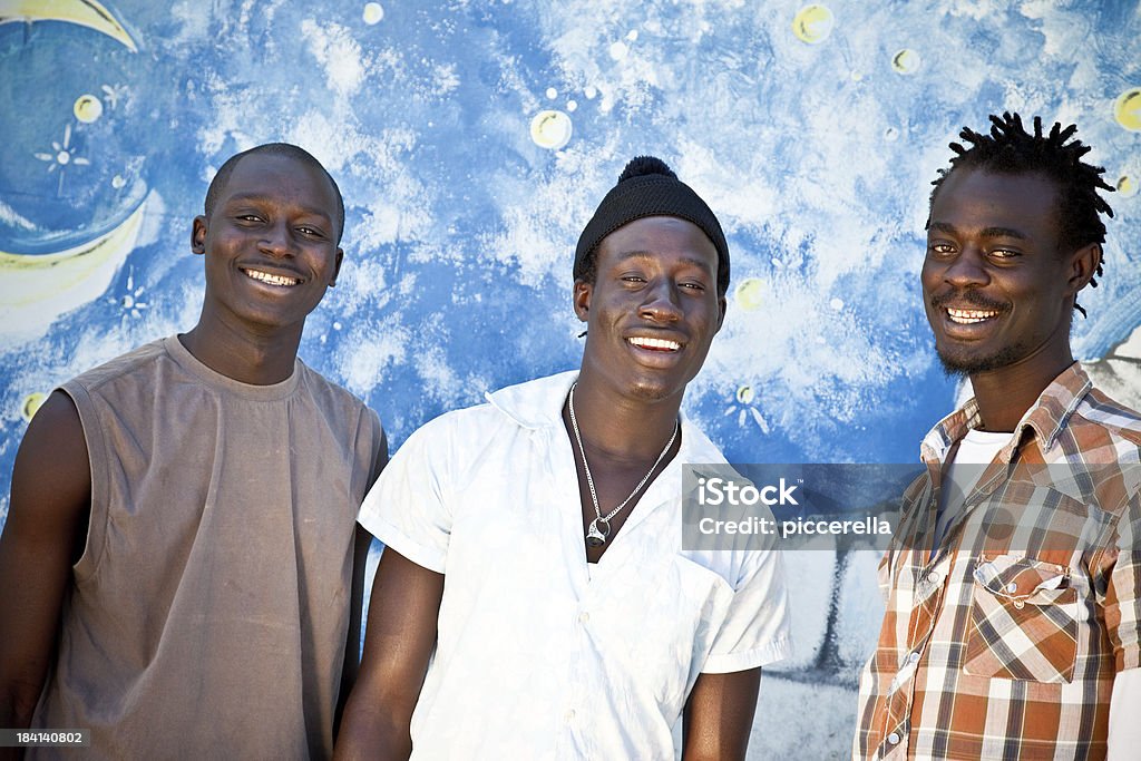 Tre amici felici africani - Foto stock royalty-free di Senegal