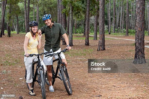 성숙한 커플입니다 탑승형 자전거 2명에 대한 스톡 사진 및 기타 이미지 - 2명, 40-44세, 공원