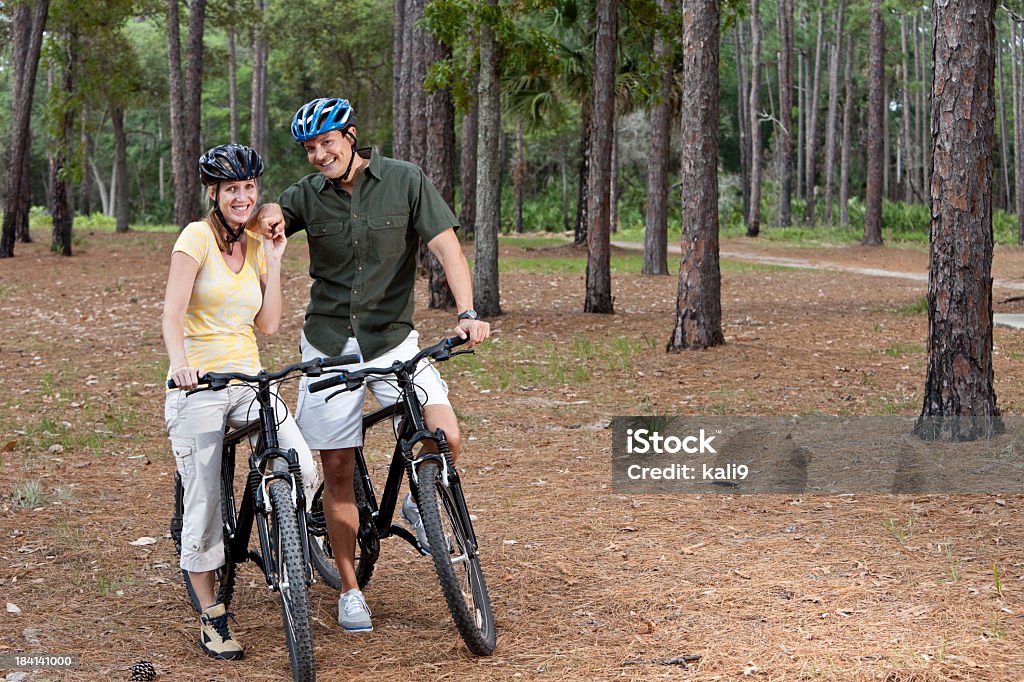 Casal Equitação Bicicletas - Royalty-free 40-44 anos Foto de stock