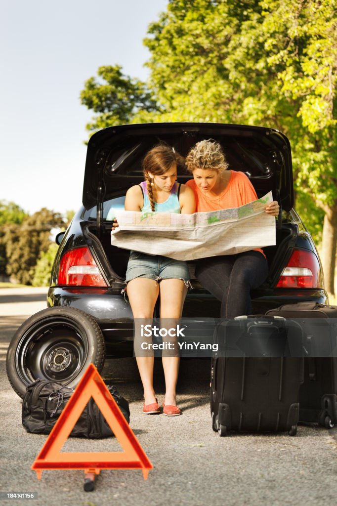 De problemas Destressed viajantes a olhar para o mapa à procura de serviços de emergência - Royalty-free Carro Foto de stock