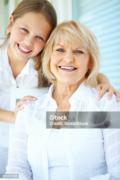 Schöne Großmutter Enkelin Lächelnd Mit Niedlichen Stockfoto und mehr Bilder von 60-69 Jahre - 60-69 Jahre, Aktiver Senior, Alter Erwachsener