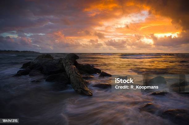 Dramática Nascer Do Sol De Kauai Havaí Praia - Fotografias de stock e mais imagens de Areia - Areia, Azul, Beleza natural