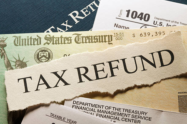 税金の払い戻し - tax tax form refund financial advisor ストックフォトと画像
