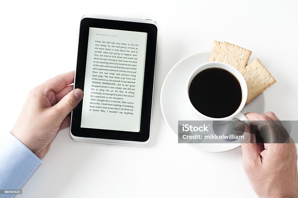 a ler um livro electrónico em um tablet digital - Royalty-free Aprender Foto de stock