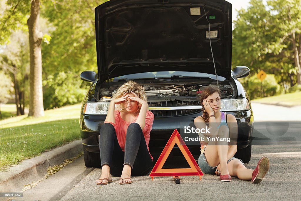 Os viajantes cansados com o carro enorme problema à espera de serviço de emergência - Foto de stock de Jovem Adulto royalty-free