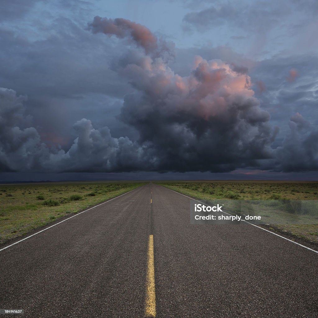 XXL Дорога в пустыне Гроза - Стоковые фото Буря роялти-фри