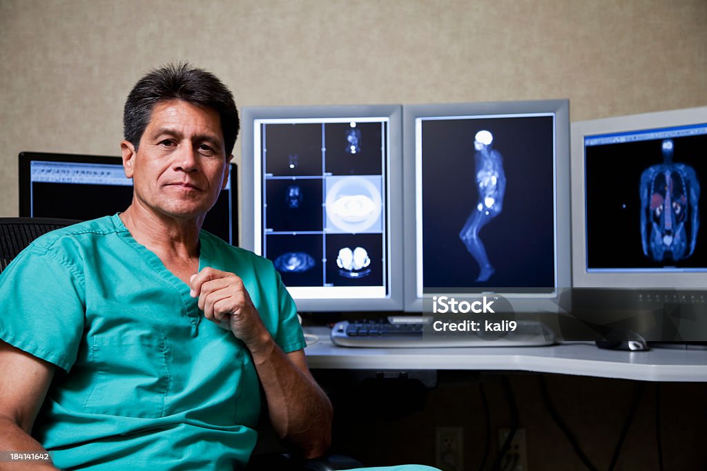 Médico hispano con los exámenes de exploración clínica - Foto de stock de Doctor libre de derechos
