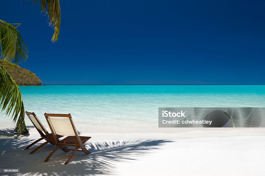 Duas cadeiras sob árvores de palma em Virgin Island beach - Royalty-free Luxo Foto de stock
