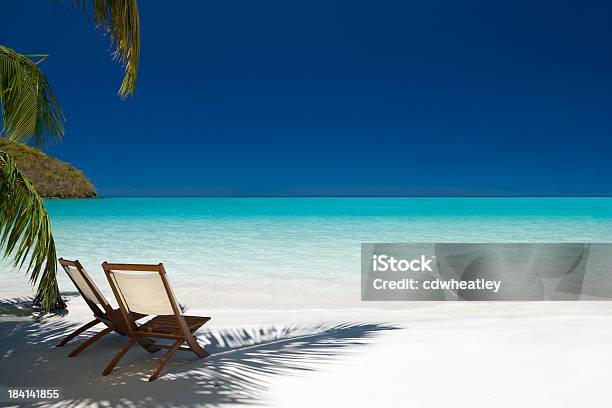Duas Cadeiras Sob Árvores De Palma Em Virgin Island Beach - Fotografias de stock e mais imagens de Luxo