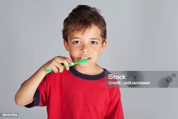 Young Boy ブラッシング彼の歯緑色の歯ブラシます - オレンジ色のストックフォトや画像を多数ご用意 - オレンジ色, カメラ目線, カラフル