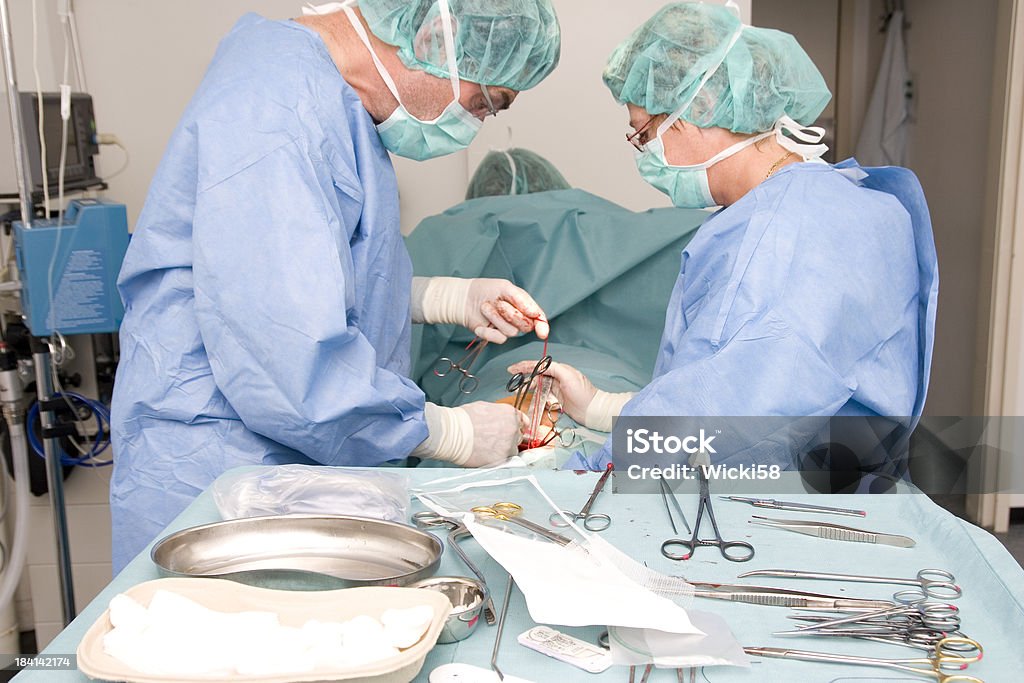 Medici in una difficile l'intervento chirurgico - Foto stock royalty-free di Addome