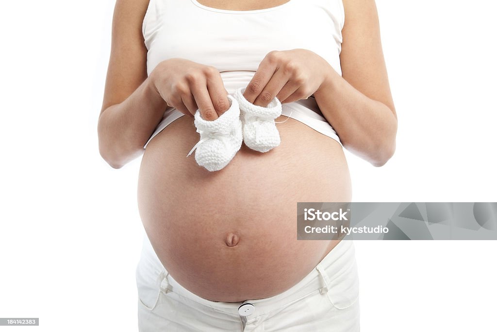 Prengant vientre de mujer con Zapatos de pequeñas - Foto de stock de Abdomen libre de derechos
