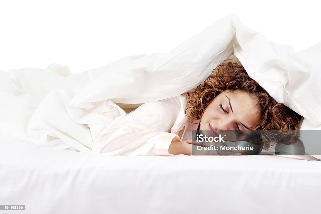 아름다운 젊은 여성 슬리핑 침대 - 로열티 프리 젊은 여자 스톡 사진