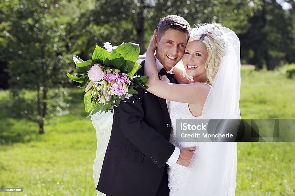 Счастливая невеста и жених - Стоковые фото 20-29 лет роялти-фри