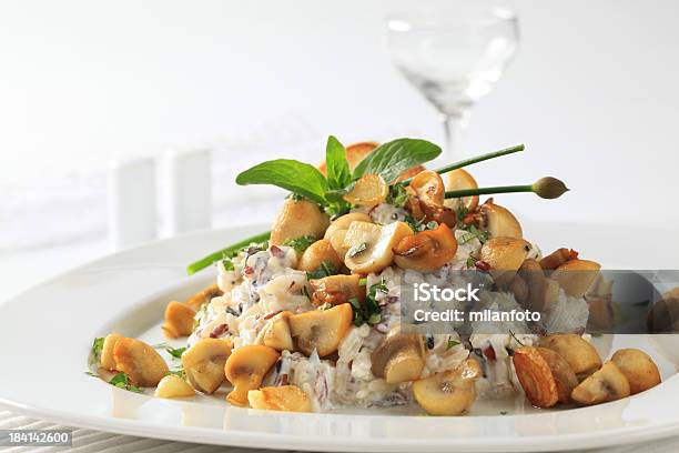 Foto de Salada De Arroz E Cogumelos Assados e mais fotos de stock de Arroz - Alimento básico - Arroz - Alimento básico, Cogumelo Comestível, Salada de Arroz