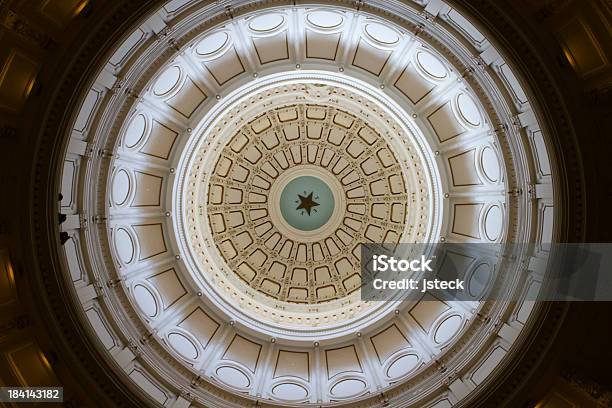 Rotunda Techo En Forma De Cúpula Del Edificio Del Capitolio Del Estado De Texas Foto de stock y más banco de imágenes de Capitolio estatal