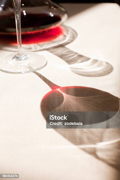 Lunch Z Czerwone Wino Cienie Na Stole - zdjęcia stockowe i więcej obrazów Dekanter - Dekanter, Wino, Butelka wina