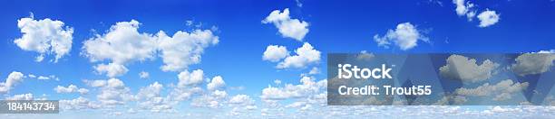 Wolkengebilde Weißen Wolken In Den Blauen Himmel Stockfoto und mehr Bilder von Himmel - Himmel, Wolke, Wolkengebilde