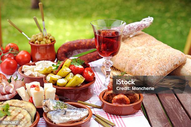 Verschiedene Tapasteller Stockfoto und mehr Bilder von Tapas - Tapas, Spanische Kultur, Im Freien