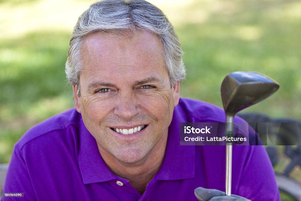 Caucásicos hombre maduro sonriendo con golf club - Foto de stock de 50-59 años libre de derechos