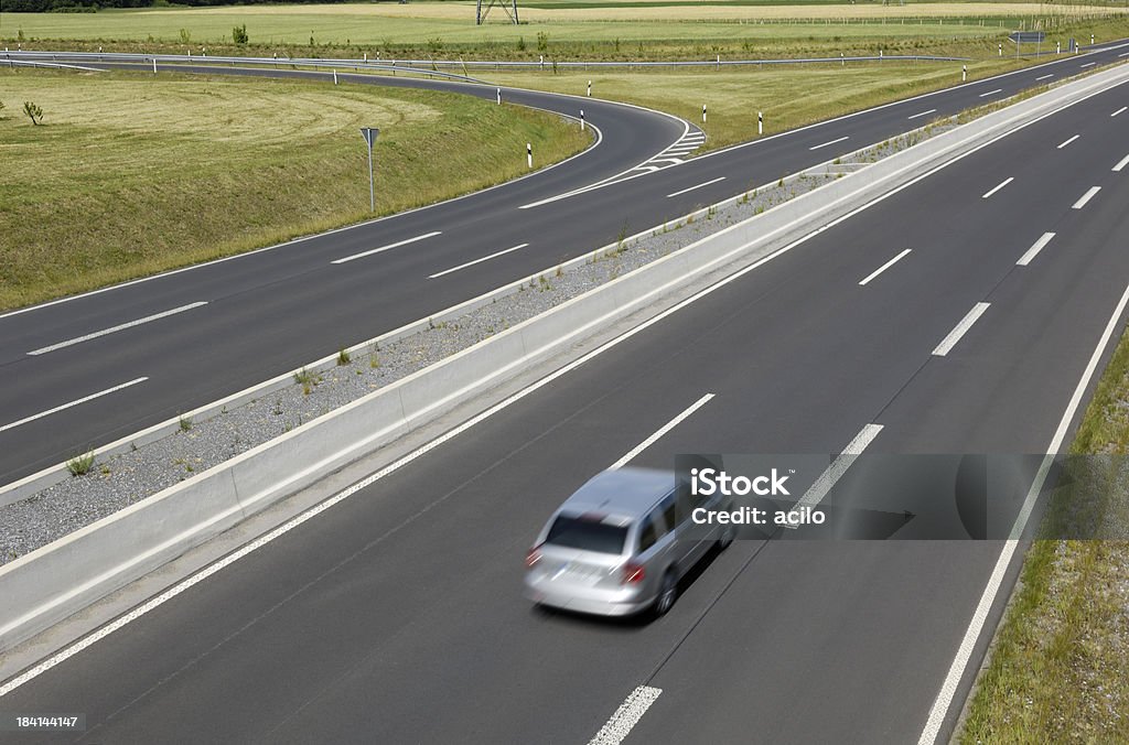 Siga highway con un coche plateado - Foto de stock de Aire libre libre de derechos