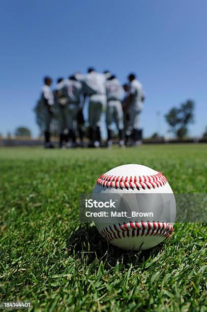 Jogadores De Beisebol Em Campo - Fotografias de stock e mais imagens de Adulto - Adulto, Basebol, Bola