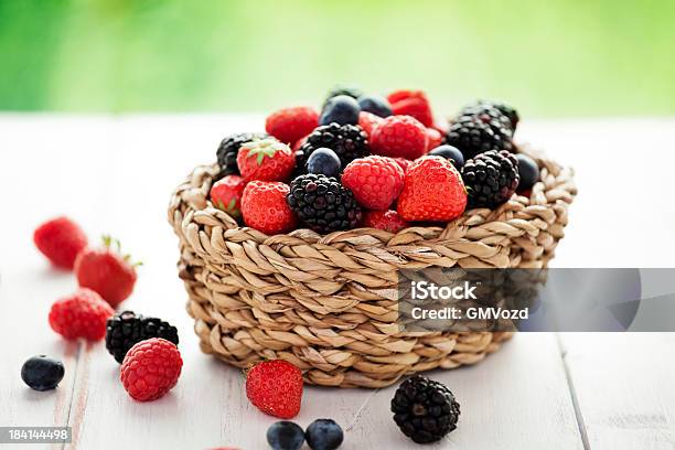 Foto de Frutas Vermelhas e mais fotos de stock de Amora-preta - Amora-preta, Framboesa, Morango