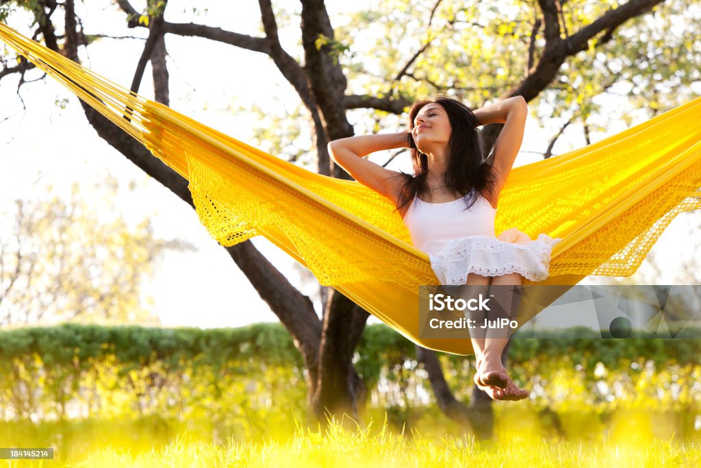 Junge Frau im gelben Hängematte im Sommer park - Lizenzfrei Entspannung Stock-Foto