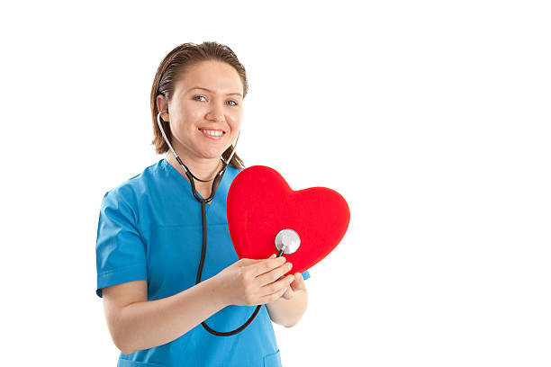 mujeres jóvenes trabajador de asistencia sanitaria y a la forma de corazón - stethoscope paramedic working heart disease fotografías e imágenes de stock