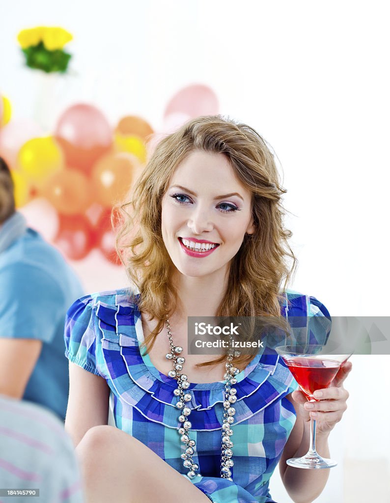 Linda mulher com cocktail - Foto de stock de 20-24 Anos royalty-free