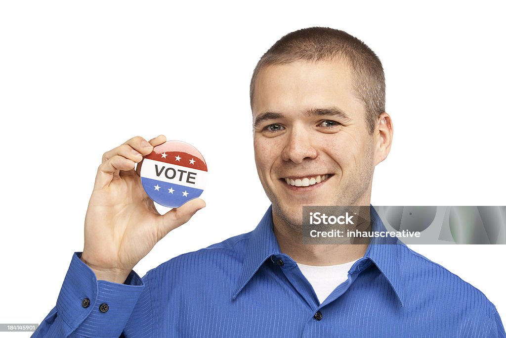 Heureux jeune homme tenant un Vote bouton - Photo de Badge d'engagement politique libre de droits