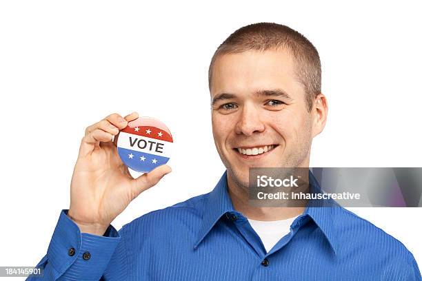 幸せな若い男性の投票ボタンを押した - キャンペーンバッジのストックフォトや画像を多数ご用意 - キャンペーンバッジ, ボタン, 人物