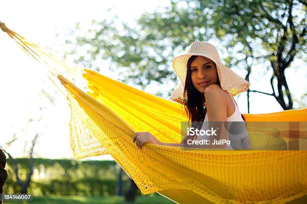 Im Sommer Stockfoto und mehr Bilder von Attraktive Frau - Attraktive Frau, Baum, Blick in die Kamera