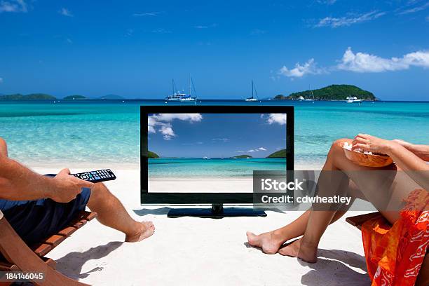 커플입니다 Tv 시청 시 열대 카리브계 플라주 텔레비전에 대한 스톡 사진 및 기타 이미지 - 텔레비전, 해변, 여름